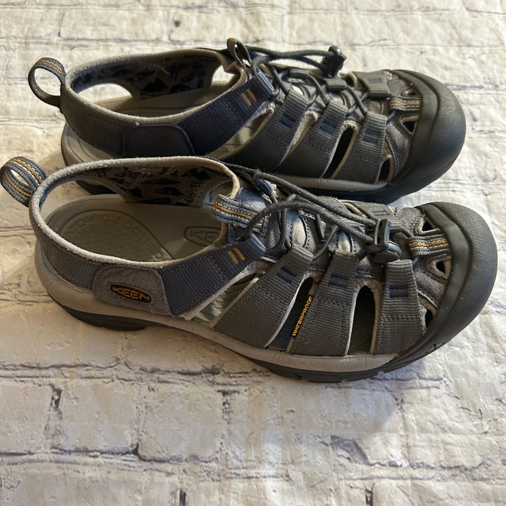 KEEN MEN’S NEWPORT H2 STEEL GRAY NON SLIP RUBBER SOLES SIZE 9.5 US